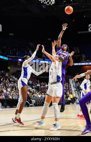 Uncasville, Connecticut, Stati Uniti. 17 dicembre 2024. L'attaccante dei LSU Tigers Aneesah Morrow (24) spara la palla durante una partita di basket femminile NCAA nella Invesco QQQ Basketball Hall of Fame Women's Showcase tra i LSU Tigers e i Seton Hall Pirates alla Mohegan Sun Arena di Uncasville, CT. Erica Denhoff/CSM/Alamy Live News Foto Stock