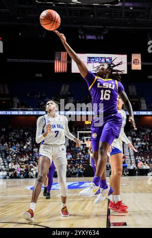 Uncasville, Connecticut, Stati Uniti. 17 dicembre 2024. La guardia dei Tigers della LSU Kailyn Gilbert (16) spara la palla durante una partita di basket femminile della NCAA nella Invesco QQQ Basketball Hall of Fame Women's Showcase tra le LSU Tigers e i Seton Hall Pirates alla Mohegan Sun Arena di Uncasville, CT. Erica Denhoff/CSM/Alamy Live News Foto Stock