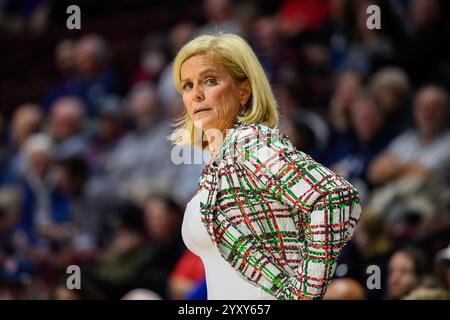 Uncasville, Connecticut, Stati Uniti. 17 dicembre 2024. L'allenatore dei LSU Tigers Kim Mulkey reagisce durante una partita di basket femminile della NCAA nella Invesco QQQ Basketball Hall of Fame Women's Showcase tra le LSU Tigers e i Seton Hall Pirates alla Mohegan Sun Arena di Uncasville, CT. Erica Denhoff/CSM/Alamy Live News Foto Stock