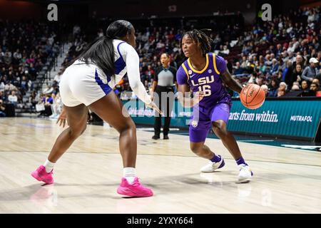 Uncasville, Connecticut, Stati Uniti. 17 dicembre 2024. La guardia dei Tigers della LSU Kailyn Gilbert (16) guida verso il cesto durante una partita di basket femminile della NCAA nella Invesco QQQ Basketball Hall of Fame Women's Showcase tra le LSU Tigers e i Seton Hall Pirates alla Mohegan Sun Arena di Uncasville, CT. Erica Denhoff/CSM/Alamy Live News Foto Stock