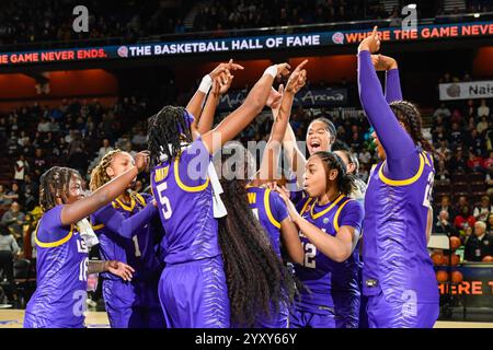 Uncasville, Connecticut, Stati Uniti. 17 dicembre 2024. I giocatori dei LSU Tigers festeggiano dopo una partita di basket femminile NCAA nella Invesco QQQQ Basketball Hall of Fame Women's Showcase tra le LSU Tigers e i Seton Hall Pirates alla Mohegan Sun Arena di Uncasville, CT. Erica Denhoff/CSM/Alamy Live News Foto Stock