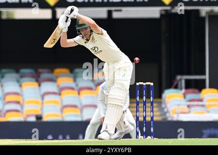 Il Gabba, Brisbane, Australia. 18 dicembre 2024. International test Cricket, Australia contro India 3° test Day 5; Nathan McSweeney dell'Australia lascia la palla al portiere credito: Action Plus Sports/Alamy Live News Foto Stock