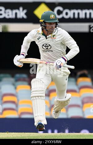 Il Gabba, Brisbane, Australia. 18 dicembre 2024. International test Cricket, Australia contro India 3° test Day 5; Alex Carey dell'Australia corre tra i wickets Credit: Action Plus Sports/Alamy Live News Foto Stock