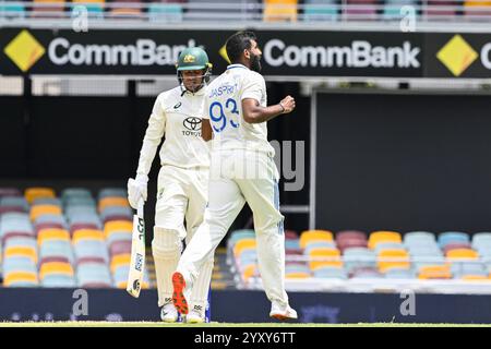 Il Gabba, Brisbane, Australia. 18 dicembre 2024. International test Cricket, Australia contro India 3rd test Day 5; Usman Khawaja dell'Australia è guidato da Jasprit Bumrah dell'India Credit: Action Plus Sports/Alamy Live News Foto Stock