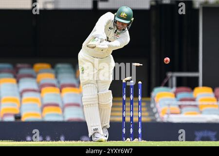Il Gabba, Brisbane, Australia. 18 dicembre 2024. International test Cricket, Australia contro India 3rd test Day 5; Usman Khawaja dell'Australia è guidato da Jasprit Bumrah dell'India Credit: Action Plus Sports/Alamy Live News Foto Stock