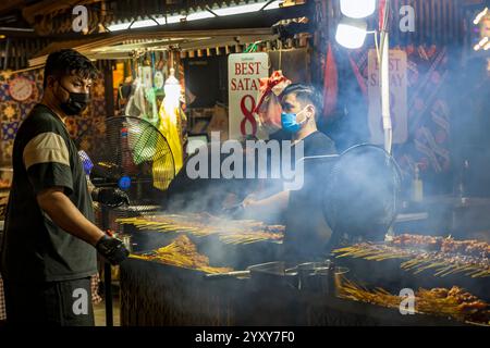 Satay Street, Lau Pa Sat a Singapore: Un punto di riferimento storico trasformato in una vivace strada di cibo notturno, famosa per le sue bancarelle di satay, i piatti da bancone, Foto Stock