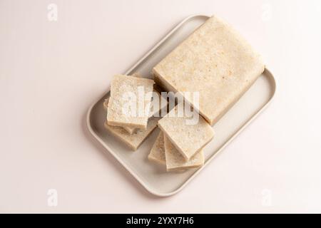 Torta di rapa cruda (cinese: Chai Kway). La torta di rapa è un piatto comune o dim sum della cucina Teochew a Chaoshan, in Cina, di solito tagliata in rectangula Foto Stock