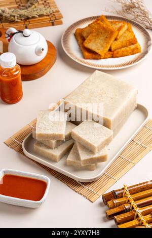 Torta di rapa cruda (cinese: Chai Kway). La torta di rapa è un piatto comune o dim sum della cucina Teochew a Chaoshan, in Cina, di solito tagliata in rectangula Foto Stock
