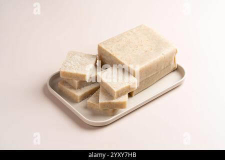 Torta di rapa cruda (cinese: Chai Kway). La torta di rapa è un piatto comune o dim sum della cucina Teochew a Chaoshan, in Cina, di solito tagliata in rectangula Foto Stock