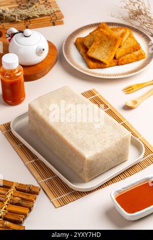 Torta di rapa cruda (cinese: Chai Kway). La torta di rapa è un piatto comune o dim sum della cucina Teochew a Chaoshan, in Cina, di solito tagliata in rectangula Foto Stock