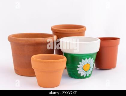 Gruppo di terracotta e vasi di fiori d'argilla dipinti su sfondo bianco isolato Foto Stock