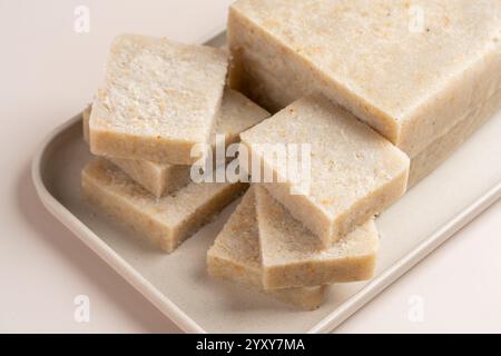 Torta di rapa cruda (cinese: Chai Kway). La torta di rapa è un piatto comune o dim sum della cucina Teochew a Chaoshan, in Cina, di solito tagliata in rectangula Foto Stock