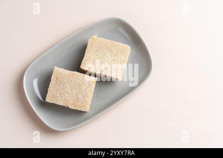 Torta di rapa cruda (cinese: Chai Kway). La torta di rapa è un piatto comune o dim sum della cucina Teochew a Chaoshan, in Cina, di solito tagliata in rectangula Foto Stock