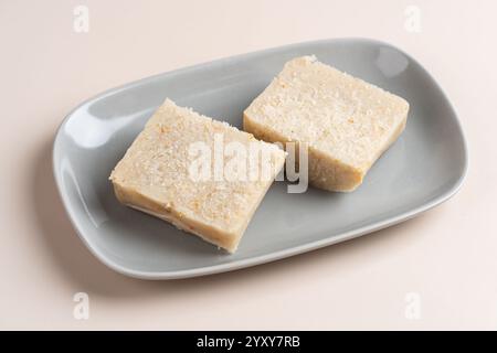Torta di rapa cruda (cinese: Chai Kway). La torta di rapa è un piatto comune o dim sum della cucina Teochew a Chaoshan, in Cina, di solito tagliata in rectangula Foto Stock