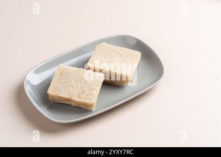 Torta di rapa cruda (cinese: Chai Kway). La torta di rapa è un piatto comune o dim sum della cucina Teochew a Chaoshan, in Cina, di solito tagliata in rectangula Foto Stock
