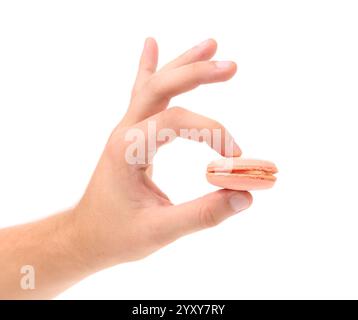 Le mani reggono il macaron. Primo piano, sfondo bianco. Foto Stock