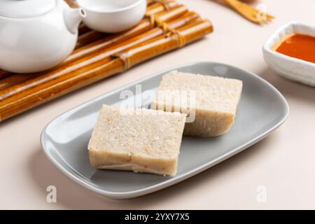 Torta di rapa cruda (cinese: Chai Kway). La torta di rapa è un piatto comune o dim sum della cucina Teochew a Chaoshan, in Cina, di solito tagliata in rectangula Foto Stock