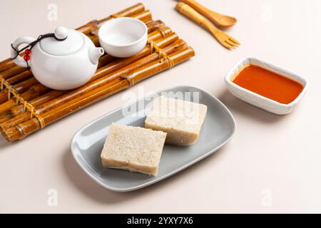 Torta di rapa cruda (cinese: Chai Kway). La torta di rapa è un piatto comune o dim sum della cucina Teochew a Chaoshan, in Cina, di solito tagliata in rectangula Foto Stock