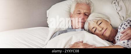 Coppia anziana, dormire e rilassarsi a letto con amore, comfort e pace in pensione in casa striscione. Uomo anziano, moglie e con cui riposare in camera da letto Foto Stock