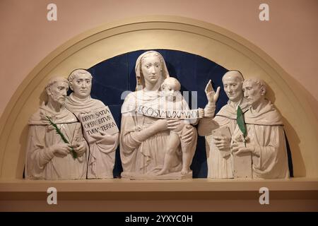 Urbino, Italia - 12 settembre 2024: Madonna con bambino e Santi Domenico, Tommaso d'Aquino, Albertus Magnus e Pietro Martire di Luca della Robbia nel Duc Foto Stock