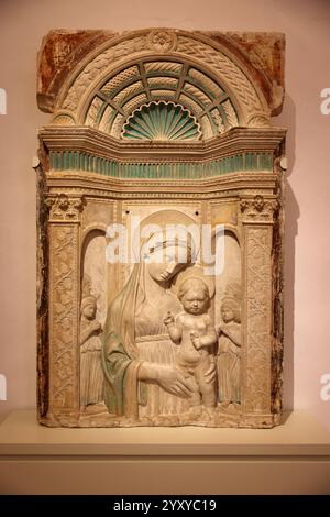 Urbino, Italia - 12 settembre 2024: Madonna con bambino e quattro angeli di Michele di Giovanni da Fiesole nel Palazzo Ducale di Urbino, Italia. Pietra con Foto Stock