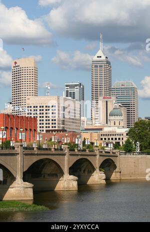 INDIANAPOLIS, INDIANA, USA - 16 AGOSTO 2008: Skyline di Indianapolis con edifici del centro e cielo nuvoloso Foto Stock