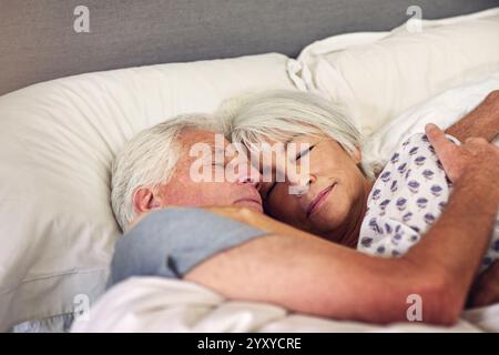 Coppia senior, dormire e amare a letto con pace, comfort o rilassarsi nella casa di riposo. Donna anziana, marito e riposante in camera da letto con il sogno Foto Stock