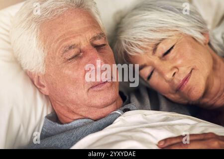 Coppia anziana, dormire e pace a letto con amore, comfort o relax nella casa di riposo. Donna anziana, marito e riposante in camera da letto con il sogno Foto Stock