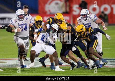 Frisco, Texas, Stati Uniti. 17 dicembre 2024. Il running back di Memphis BRANDON THOMAS (22 anni) viene avvolto da NATE GABRIEL (69) del West Virginia, mentre i suoi compagni di squadra vengono ad assistere durante lo Scooter Coffee Frisco Bowl al Toyota Stadium di Frisco martedì sera. (Immagine di credito: © Brian McLean/ZUMA Press Wire) SOLO PER USO EDITORIALE! Non per USO commerciale! Foto Stock