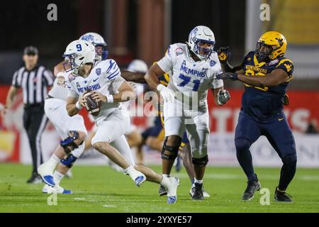 Frisco, Texas, Stati Uniti. 17 dicembre 2024. Il quarterback di Memphis SETH HENIGAN (9) cerca il suo ricevitore mentre il compagno di squadra XAVIER HILL (71) blocca RONAN SWOPE (99) del West Virginia durante il primo quarto di gioco dello Scooter Coffee Frisco Bowl al Toyota Stadium di Frisco martedì sera. (Immagine di credito: © Brian McLean/ZUMA Press Wire) SOLO PER USO EDITORIALE! Non per USO commerciale! Foto Stock