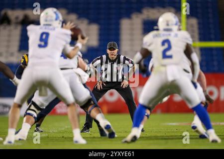 Frisco, Texas, Stati Uniti. 17 dicembre 2024. L'arbitro ufficiale JASON SIMPSON della Sun Belt Conference guarda attentamente la palla e gioca dopo lo snap durante lo Scooter Coffee Frisco Bowl al Toyota Stadium di Frisco martedì sera. (Immagine di credito: © Brian McLean/ZUMA Press Wire) SOLO PER USO EDITORIALE! Non per USO commerciale! Foto Stock