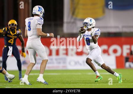 Frisco, Texas, Stati Uniti. 17 dicembre 2024. Il quarterback dei Memphis SETH HENIGAN (9) lancia la palla al compagno di squadra DEMEER BLANKUMSEE (0) durante il primo quarto di gioco dello Scooter Coffee Frisco Bowl al Toyota Stadium di Frisco il martedì sera. (Immagine di credito: © Brian McLean/ZUMA Press Wire) SOLO PER USO EDITORIALE! Non per USO commerciale! Foto Stock