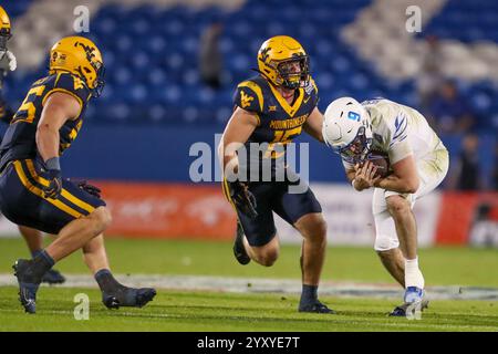 Frisco, Texas, Stati Uniti. 17 dicembre 2024. Il quarterback di Memphis SETH HENIGAN (9) protegge il pallone mentre i difensori del West Virginia REID CARRICO (35) e BEN CUTTER (15) si avvicinano durante lo Scooter Coffee Frisco Bowl al Toyota Stadium di Frisco il martedì sera. (Immagine di credito: © Brian McLean/ZUMA Press Wire) SOLO PER USO EDITORIALE! Non per USO commerciale! Foto Stock