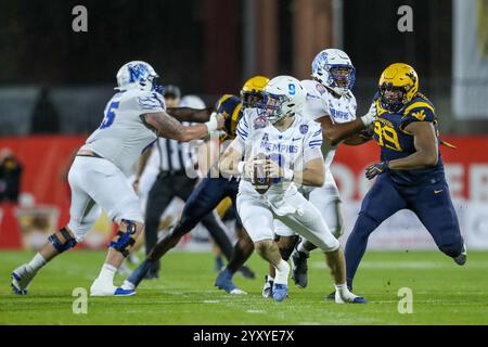 Frisco, Texas, Stati Uniti. 17 dicembre 2024. Il quarterback di Memphis SETH HENIGAN (9) cerca il suo ricevitore mentre il compagno di squadra XAVIER HILL (71) blocca RONAN SWOPE (99) del West Virginia durante il primo quarto di gioco dello Scooter Coffee Frisco Bowl al Toyota Stadium di Frisco martedì sera. (Immagine di credito: © Brian McLean/ZUMA Press Wire) SOLO PER USO EDITORIALE! Non per USO commerciale! Foto Stock