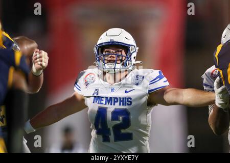 Frisco, Texas, Stati Uniti. 17 dicembre 2024. COLBY COX dei Memphis Tigers (42) guarda la palla farsi strada attraverso i pali del primo quarto allo Scooter Coffee Frisco Bowl al Toyota Stadium di Frisco martedì sera. (Immagine di credito: © Brian McLean/ZUMA Press Wire) SOLO PER USO EDITORIALE! Non per USO commerciale! Foto Stock