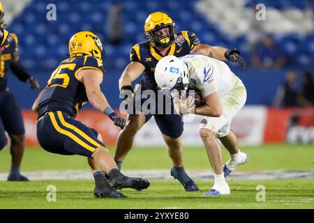 Frisco, Texas, Stati Uniti. 17 dicembre 2024. Il quarterback di Memphis SETH HENIGAN (9) protegge il pallone mentre i difensori del West Virginia REID CARRICO (35) e BEN CUTTER (15) si avvicinano durante lo Scooter Coffee Frisco Bowl al Toyota Stadium di Frisco il martedì sera. (Immagine di credito: © Brian McLean/ZUMA Press Wire) SOLO PER USO EDITORIALE! Non per USO commerciale! Foto Stock