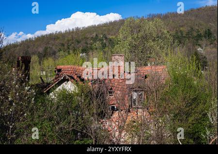 Vecchia casa in rovina nella regione mineraria abbandonata, case devastate in montagna e splendida natura in primavera Foto Stock