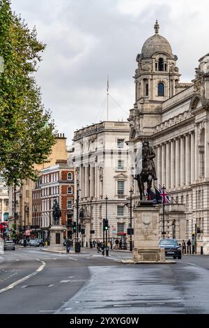 Londra, Inghilterra - settembre 8,2024: Vista sulla strada in Whitehall Street la domenica mattina Foto Stock