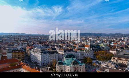 Una vista panoramica mozzafiato del centro di Vienna, che mostra la sua architettura storica, i tetti vivaci e i monumenti culturali sotto il cielo azzurro Foto Stock