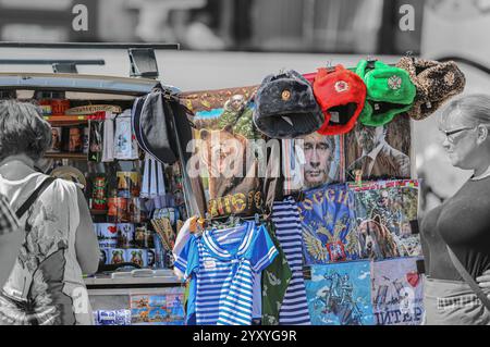 I souvenir turistici kitsch che portano l'effigie di Vladimir Putin simboleggiano l'estrema personalizzazione del potere politico e della propaganda ipermaschile, San Petersb Foto Stock