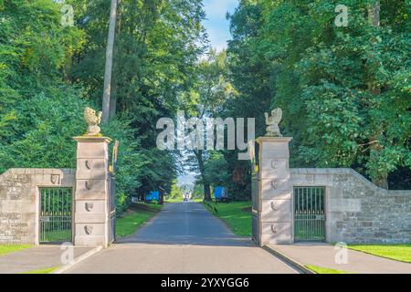 Porta d'ingresso allo storico castello di Glamis in Scozia con alberi verdi Foto Stock