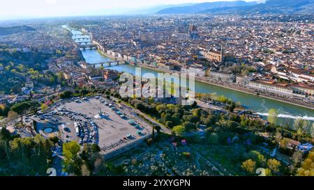 Splendida vista aerea di Firenze, Italia, con il fiume Arno, ponti iconici, lussureggianti spazi verdi e architettura rinascimentale. Perfetto per i viaggi. Foto Stock