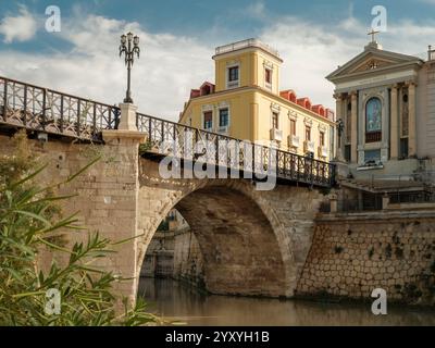 Murcia, Spagna - Ponte di Los Peligros, o Ponte Vecchio, è il ponte più antico di Murcia ed è stato costruito nel 1741 con le tasse riscosse dalla seta. IT Foto Stock