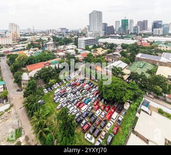 Costruito paesaggio urbano della città di Cebu con alti edifici, strade trafficate e skyline della città nelle Filippine Foto Stock