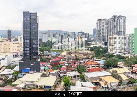 Costruito paesaggio urbano della città di Cebu con alti edifici, strade trafficate e skyline della città nelle Filippine Foto Stock