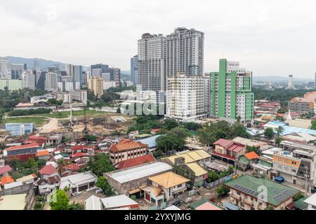 Costruito paesaggio urbano della città di Cebu con alti edifici, strade trafficate e skyline della città nelle Filippine Foto Stock