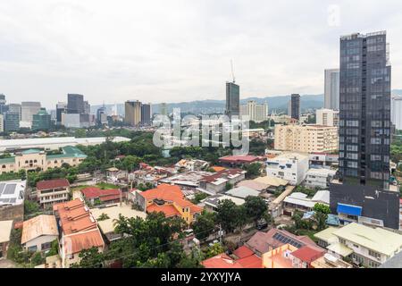 Costruito paesaggio urbano della città di Cebu con alti edifici, strade trafficate e skyline della città nelle Filippine Foto Stock