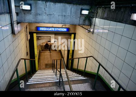 L'entrata e l'uscita per la stazione della metropolitana di highgate della linea nord nel nord di londra inghilterra Regno Unito Foto Stock