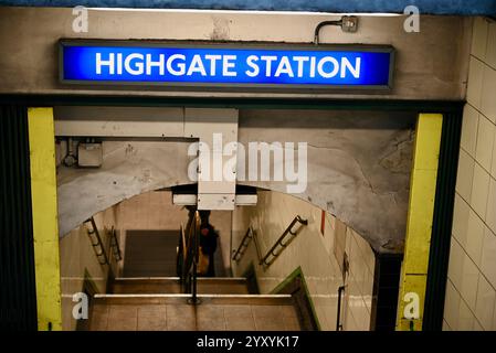 L'entrata e l'uscita per la stazione della metropolitana di highgate della linea nord nel nord di londra inghilterra Regno Unito Foto Stock