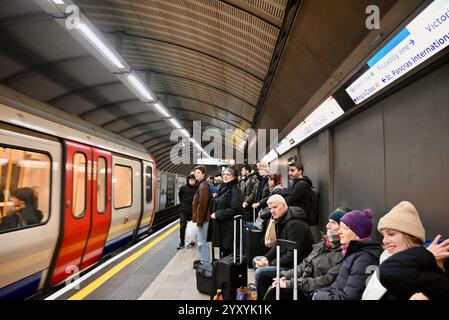 i clienti i viaggiatori e i passeggeri attendono sulla piattaforma della metropolitana king attraversa la linea circolare londra inghilterra gran bretagna regno unito Foto Stock